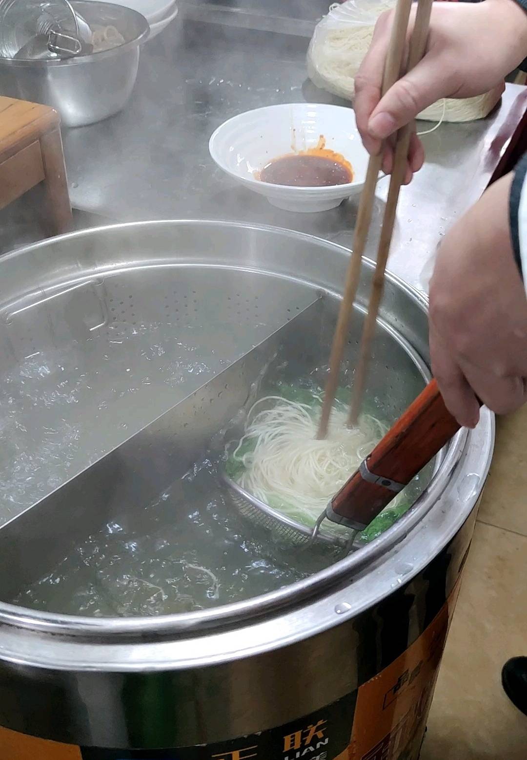 面館最新煮面鍋,面館最新煮面鍋，革新傳統(tǒng)，提升美食體驗(yàn)