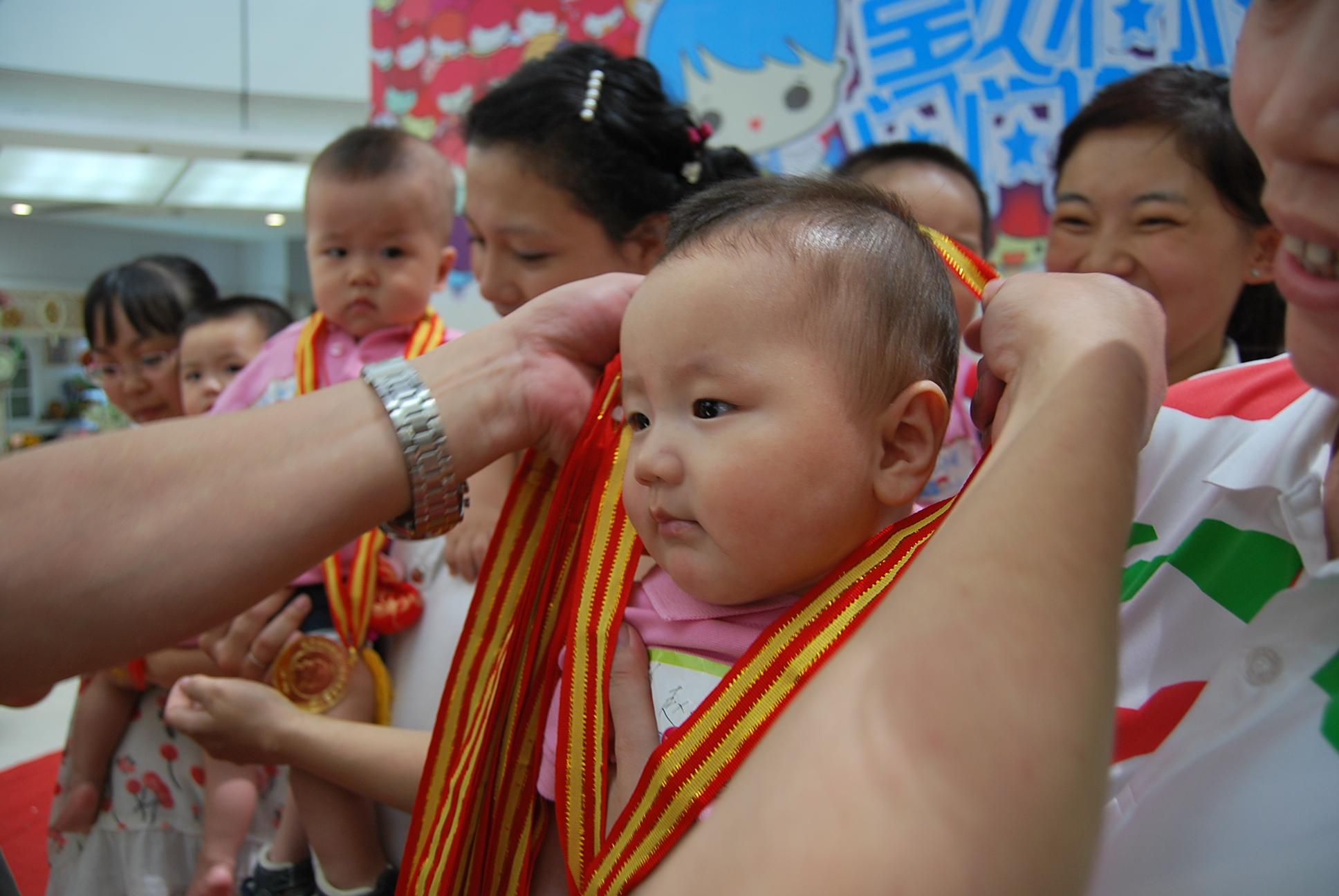 2025香港正版資料免費看|卓著釋義解釋落實,探索香港資訊的未來，正版資料的免費共享與卓著釋義的落實